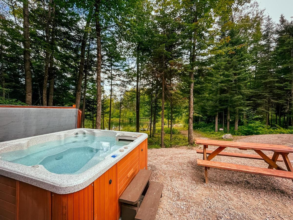 Les Chalets Tourisma - Chalet Dans Les Bois Avec Lac Prive - Le Colibri Saint-Raymond Buitenkant foto